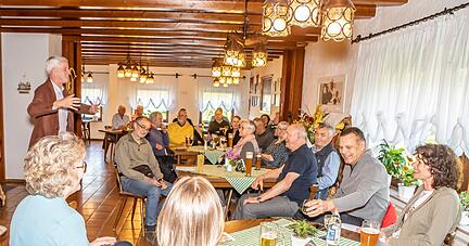 Bei der Lokaltour von Chefredakteur Uwe Ralf Heer (stehend) in Zaberfeld vor zwölf Jahren kam nur der Bürgermeister. Nun herrschte größeres Interesse.
Foto: Melchert Bei der Lokaltour von Chefredakteur Uwe Ralf Heer (stehend) in Zaberfeld vor zwölf Jahren kam nur der Bürgermeister. Nun herrschte größeres Interesse.
Foto: Melchert