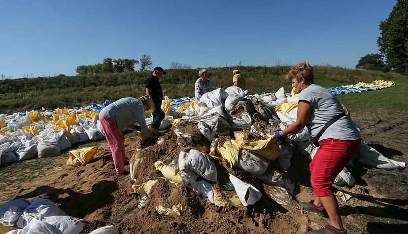 Menschen bauen in Polen mit Sandsäcken Barrieren gegen das Hochwasser.