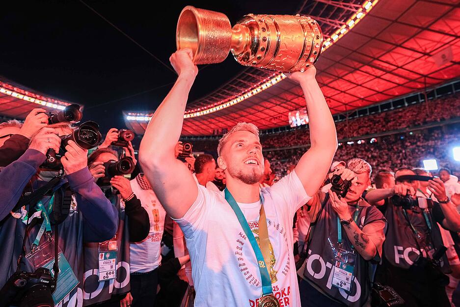 Auch Ermedin Demirovic feierte den DFB-Pokalsieg des VfB Stuttgart.