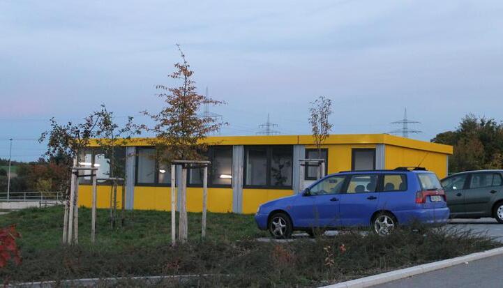 Der Platz im Container ist beengt. Die Nutzfläche soll verdoppelt werden. Langfristig träumen die Jugendlichen von einem festen Gebäude.
Fotos: Rolf Muth Der Platz im Container ist beengt. Die Nutzfläche soll verdoppelt werden. Langfristig träumen die Jugendlichen von einem festen Gebäude.
Fotos: Rolf Muth