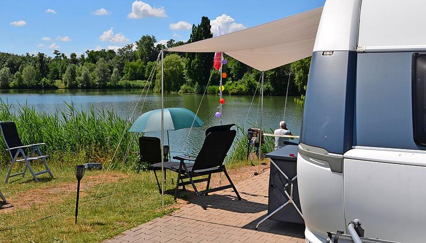 Das eigene Zuhause immer mit dabei und an idyllischen Orten einkehren wie hier am Hirschfeldsee in Oedheim: Campen erfreut sich auch im Heilbronner Land großer Beliebtheit.
Foto/Archiv: Stefanie Pfäffle Das eigene Zuhause immer mit dabei und an idyllischen Orten einkehren wie hier am Hirschfeldsee in Oedheim: Campen erfreut sich auch im Heilbronner Land großer Beliebtheit.
Foto/Archiv: Stefanie Pfäffle