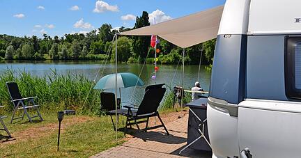 Das eigene Zuhause immer mit dabei und an idyllischen Orten einkehren wie hier am Hirschfeldsee in Oedheim: Campen erfreut sich auch im Heilbronner Land großer Beliebtheit.
Foto/Archiv: Stefanie Pfäffle