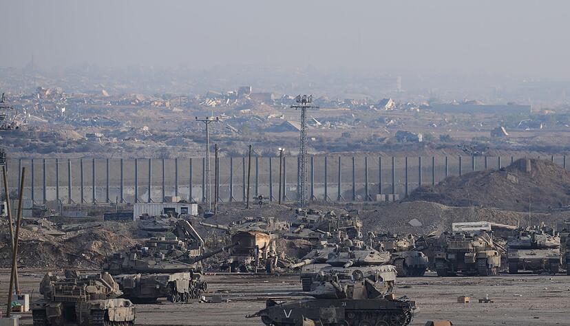 Panzer und anderes Militärgerät befeuern die Klimakrise - doch ihre Emissionen müssen nicht gemeldet werden. Panzer und anderes Militärgerät befeuern die Klimakrise - doch ihre Emissionen müssen nicht gemeldet werden.