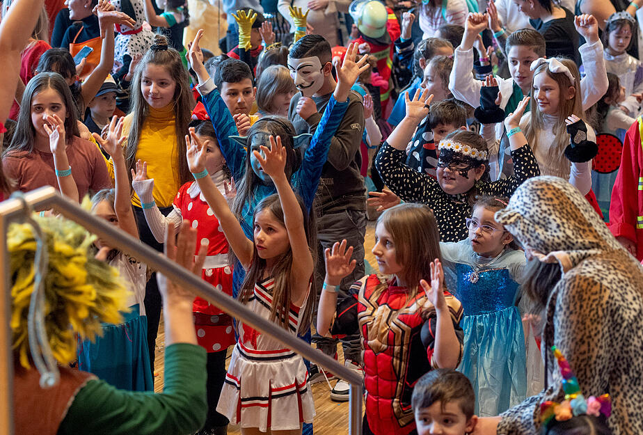 Die j&uuml;ngsten Karnevalisten feiern beim Kinderfasching in der Harmonie