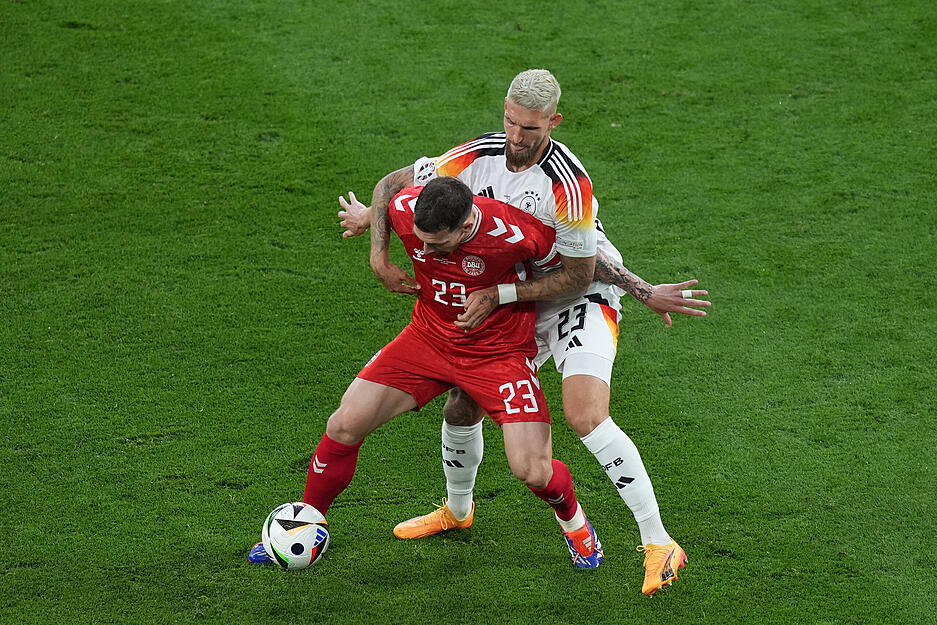 Robert Andrich: Der Arbeiter im zentralen Mittelfeld kümmerte sich um den dänischen Spielmacher Christian Eriksen.  In der 30. Minute ein deftiges Foul an Joakim Maehle vor dem eigen Strafraum. Nix passiert beim Eriksen-Freistoß. Andrich lenkte den Ball in der 48. Minute unglücklich zu Joachim Andersen, der als Abstauber zum vermeintlichen 0:1 traf. Doch Thomas Delaney war im Abseits, kein Tor. In der 64. Minute kam Emre Can für Andrich.
Note: 3 Robert Andrich: Der Arbeiter im zentralen Mittelfeld kümmerte sich um den dänischen Spielmacher Christian Eriksen.  In der 30. Minute ein deftiges Foul an Joakim Maehle vor dem eigen Strafraum. Nix passiert beim Eriksen-Freistoß. Andrich lenkte den Ball in der 48. Minute unglücklich zu Joachim Andersen, der als Abstauber zum vermeintlichen 0:1 traf. Doch Thomas Delaney war im Abseits, kein Tor. In der 64. Minute kam Emre Can für Andrich.
Note: 3