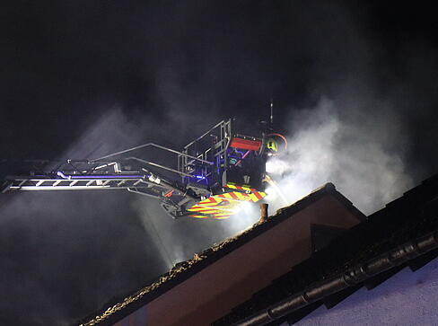Flammen greifen bei einem Gebäudebrand auf weitere Bereiche über. Flammen greifen bei einem Gebäudebrand auf weitere Bereiche über.