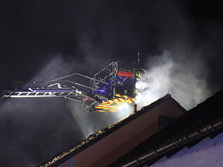 Flammen greifen bei einem Gebäudebrand auf weitere Bereiche über.