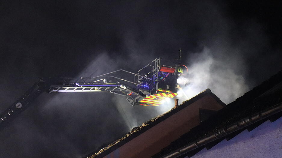 Flammen greifen bei einem Gebäudebrand auf weitere Bereiche über. Flammen greifen bei einem Gebäudebrand auf weitere Bereiche über.