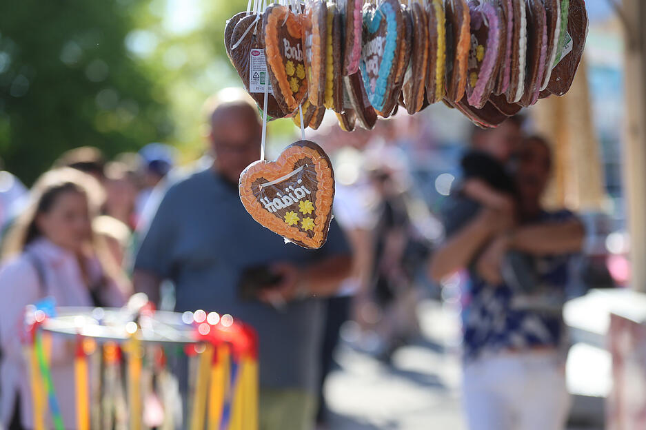 Das Heilbronner Maifest zieht mit bunten Buden und Karussells zahlreiche G&auml;ste an.