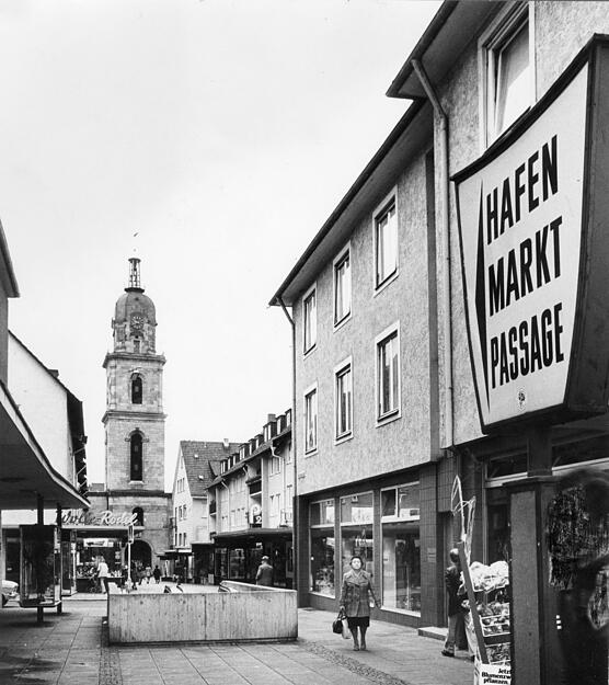 Am 2. November 1977 beschlie&szlig;t der Bauausschu&szlig; des Heilbronner Gemeinderats, die Ladenpromenade im folgenden Fr&uuml;hjahr renovieren zu lassen.