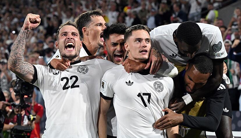 Deutschlands Spieler jubeln nach dem 3:1 von Florian Wirtz (Nr. 17).
