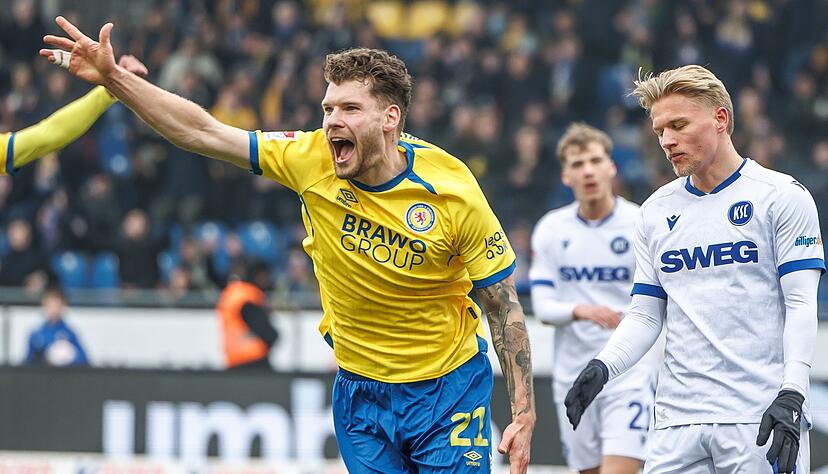 Kevin Ehlers bejubelt seinen Treffer.