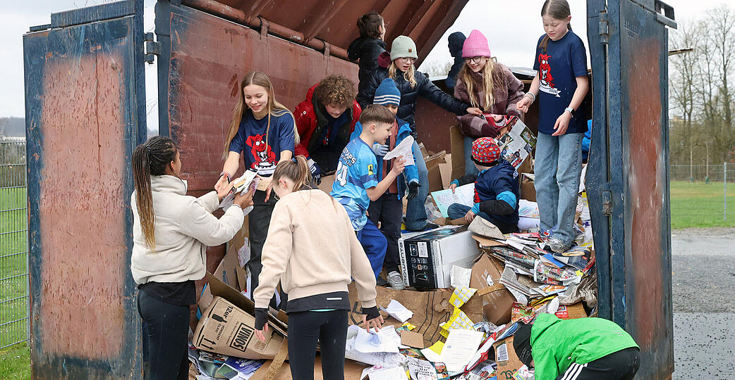 Viel los im Altpapiercontainer: Die Bad Raps, Frisbee-Jugend des TV Bad Rappenau, l&auml;sst sich von Nieselregen und K&auml;lte die Stimmung nicht verderben.