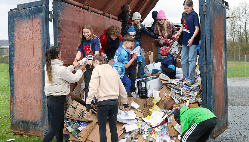 Viel los im Altpapiercontainer: Die Bad Raps, Frisbee-Jugend des TV Bad Rappenau, l&auml;sst sich von Nieselregen und K&auml;lte die Stimmung nicht verderben.