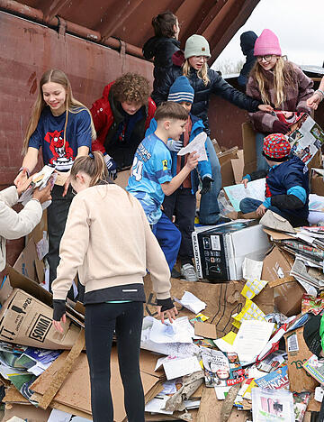 Viel los im Altpapiercontainer: Die Bad Raps, Frisbee-Jugend des TV Bad Rappenau, l&auml;sst sich von Nieselregen und K&auml;lte die Stimmung nicht verderben.
