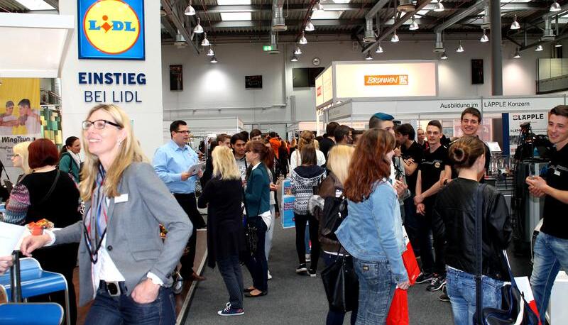 Am Samstag herrschte noch einmal gro&szlig;er Andrang bei der Bildungsmesse von IHK und Handwerkskammer im Heilbronner Industriegebiet B&ouml;llinger H&ouml;fe.
Foto:IHK