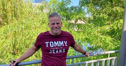 Kriminalhauptkommissar Frank Belz ist seit einigen Jahren mit großer Leidenschaft Fußballtrainer, derzeit bei der SGM Fürfeld-Bonfeld. Das sei ein enormer Zeitaufwand, sagt er − aber eben auch sein Hobby.
Foto: Adrian Hoffmann Kriminalhauptkommissar Frank Belz ist seit einigen Jahren mit großer Leidenschaft Fußballtrainer, derzeit bei der SGM Fürfeld-Bonfeld. Das sei ein enormer Zeitaufwand, sagt er − aber eben auch sein Hobby.
Foto: Adrian Hoffmann