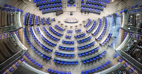 ARCHIV - 28.01.2025, Berlin: Blick in den Plenarsaal im Deutschen Bundestag (zu dpa: «Wahlbeteiligung bis Nachmittag klar gestiegen») Foto: Michael Kappeler/dpa +++ dpa-Bildfunk +++