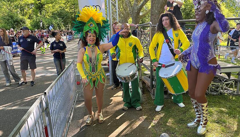 Die Gruppe Beija -Flor-Brasil mit Sonia Batista Fleckenstein sorgt für Samba-Flair für Trollinger-Halbmarathon 2025 in Heilbronn. Die Gruppe Beija -Flor-Brasil mit Sonia Batista Fleckenstein sorgt für Samba-Flair für Trollinger-Halbmarathon 2025 in Heilbronn.