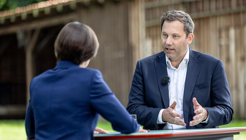 Wie können die Löcher im Haushalt gestopft werden? «Da wird keine Option vom Tisch genommen», sagt der Finanzminister. Wie können die Löcher im Haushalt gestopft werden? «Da wird keine Option vom Tisch genommen», sagt der Finanzminister.