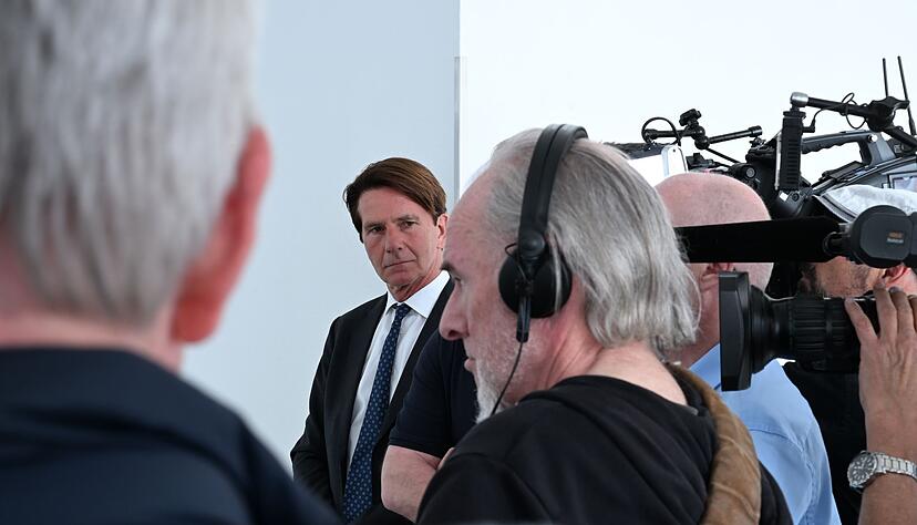 Der ehemalige Regierungssprecher Béla Anda (Mitte) macht künftig Öffentlichkeitsarbeit für die in Hamburg vor Gericht stehende Unternehmerin Christina Block. (Archivbild) Der ehemalige Regierungssprecher Béla Anda (Mitte) macht künftig Öffentlichkeitsarbeit für die in Hamburg vor Gericht stehende Unternehmerin Christina Block. (Archivbild)