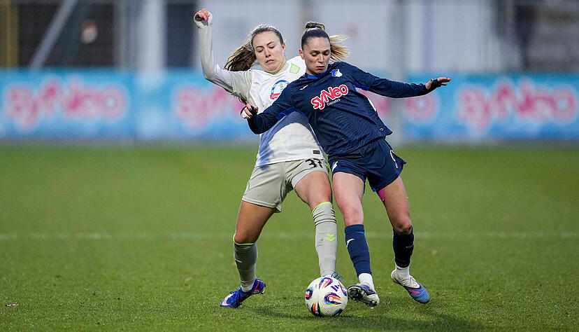 Fr&uuml;her Teamkolleginnen, nun im Duell um den Ball: Die Ex-Hoffenheimerin Mara Alber (links) im Werder-Trikot im Duell mit Jill Janssens, die f&uuml;r Belgien und die TSG-Frauen spielt.