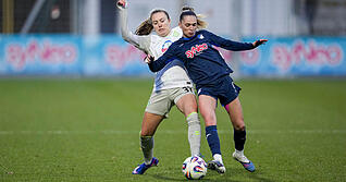 Fr&uuml;her Teamkolleginnen, nun im Duell um den Ball: Die Ex-Hoffenheimerin Mara Alber (links) im Werder-Trikot im Duell mit Jill Janssens, die f&uuml;r Belgien und die TSG-Frauen spielt.