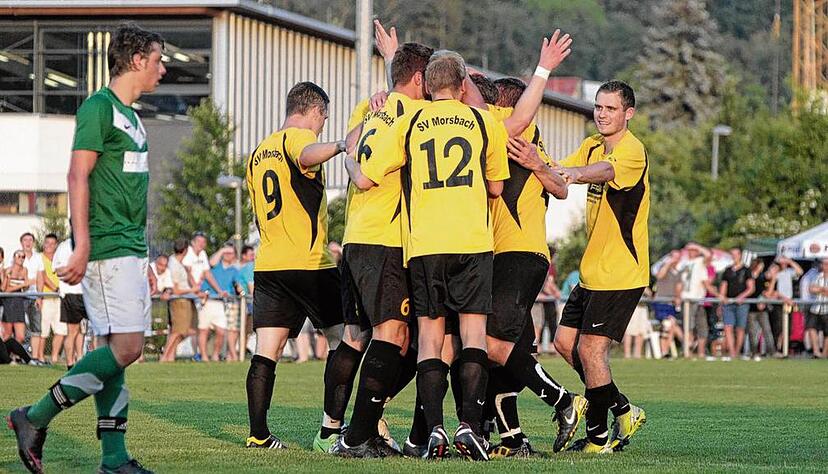 Jubel über den Sieg und den Aufstieg: Der SV Morsbach setzte sich gestern Abend mit 3:2 nach Verlängerung gegen Rieden durch.Fotos: Marc Schmerbeck Jubel über den Sieg und den Aufstieg: Der SV Morsbach setzte sich gestern Abend mit 3:2 nach Verlängerung gegen Rieden durch.Fotos: Marc Schmerbeck