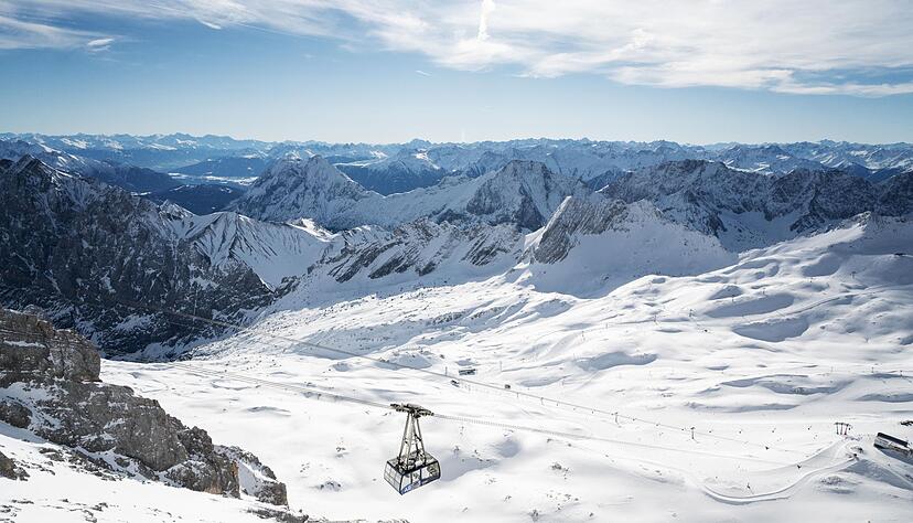Zum Gletscher-Skigebiet der Zugspitze kommt man von Bayern aus etwa mit der Seilbahn. Doch auch von Tirol aus f&auml;hrt eine Kabinenbahn hinauf zu Deutschlands h&ouml;chstem Berg.