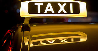 ARCHIV - 26.07.2014, Bayern, W&uuml;rzburg: Ein Taxi steht f&uuml;r Fahrg&auml;ste bereit. (zu dpa: &laquo;Mehrere Verletzte nach Zusammensto&szlig; zweier Taxen in Fulda&raquo;) Foto: Daniel Karmann/dpa +++ dpa-Bildfunk +++