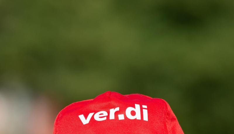 Ein Mann trägt eine Mütze mit dem Verdi-Logo. Ein Mann trägt eine Mütze mit dem Verdi-Logo.