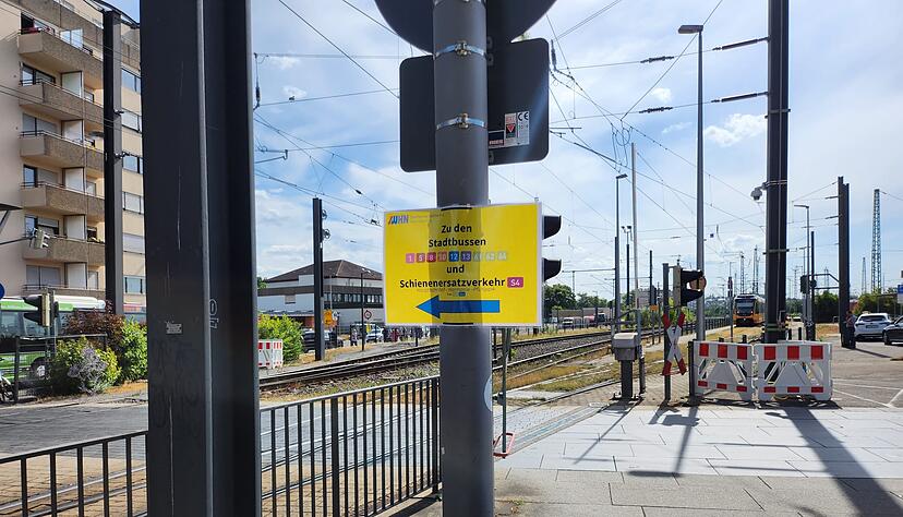 Ein Wegweiser weist auf den Schienenersatzverkehr hin. Ein Wegweiser weist auf den Schienenersatzverkehr hin.