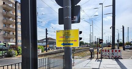 Ein Wegweiser weist auf den Schienenersatzverkehr hin.