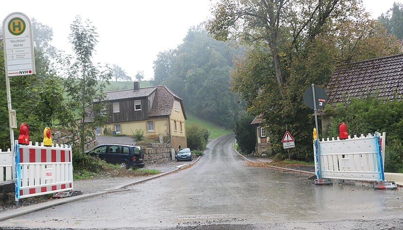 Nur im Tal, an der Neufelser Mühle, konnte die Fahrbahn nicht verbreitert werden – sonst aber überall.