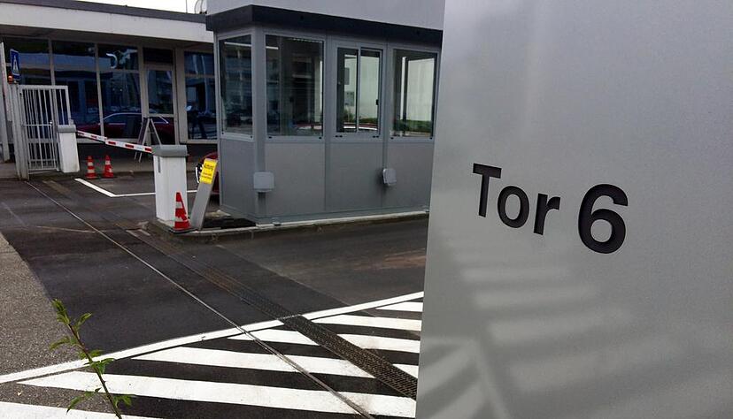 Hinter diesem Tor kommen die Neckarsulmer Audianer zur Betriebsversammlung zusammen. Foto: Adrian Hoffmann