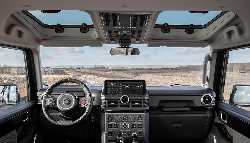 Mit einem Heer an Schaltern in der Mittelkonsole und im Dach erinnert der Innenraum des Grenadier an ein Flugzeug-Cockpit.