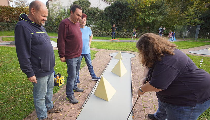 Mit dem richtigen Ball und Zielgenauigkeit auf dem Weg zum Loch. Der Verein Bahnengolf-Interessen-Gemeinschaft trainiert an den 18 Bahnen: Stephan Wei&szlig;er, Stefan Hempel, Klaudia K&ouml;rle und Angela Wei&szlig;er (von links).