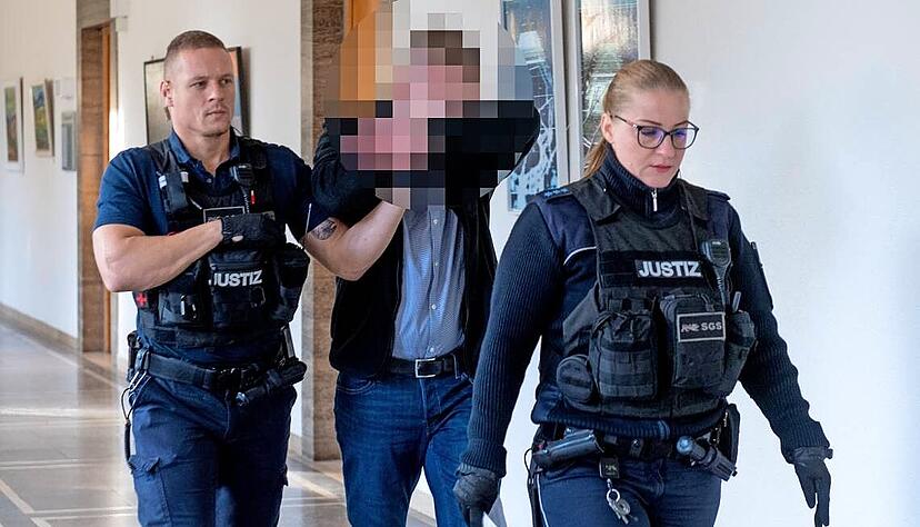 Der Angeklagte wird in den Gerichtssaal gef&uuml;hrt. Ihm wird unter anderem Vergewaltigung seiner minderj&auml;hrigen Stieftochter vorgeworfen.