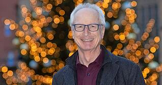 Dekan Christoph Baisch freut sich auf Weihnachten. Und er wei&szlig; auch warum.