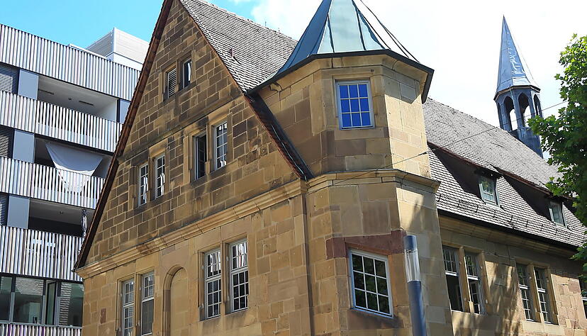 Neben dem bunten Marrahaus steht das Fleischhaus, hier tagte früher auch das reichsständische Gericht und an Wochenenden wurden Hochzeiten und Feste gefeiert. Neben dem bunten Marrahaus steht das Fleischhaus, hier tagte früher auch das reichsständische Gericht und an Wochenenden wurden Hochzeiten und Feste gefeiert.