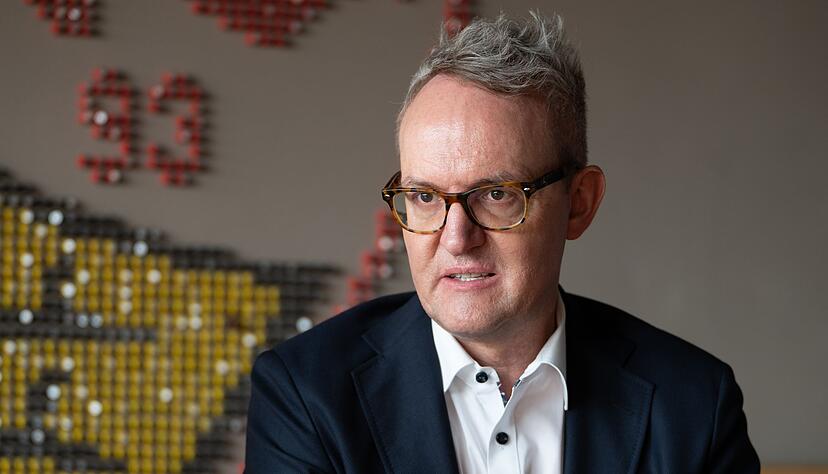 VfB-Sportvorstand Alexander Wehrle sagt, er gehe davon aus, dass Nick Woltemade in der kommenden Saison weiter f&uuml;r die Stuttgarter spiele.