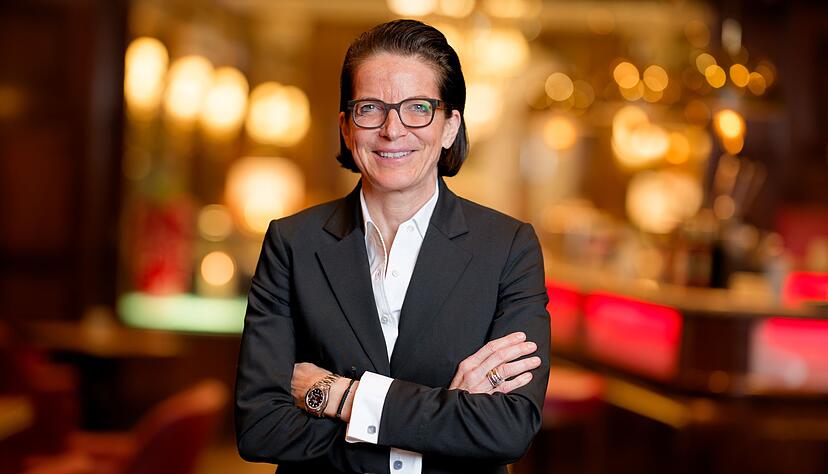 Die 57-Jährige singt Schlager im Playback, tanzt mit ihren Angestellten und erklärt die Arbeit im Hotel. Die 57-Jährige singt Schlager im Playback, tanzt mit ihren Angestellten und erklärt die Arbeit im Hotel.