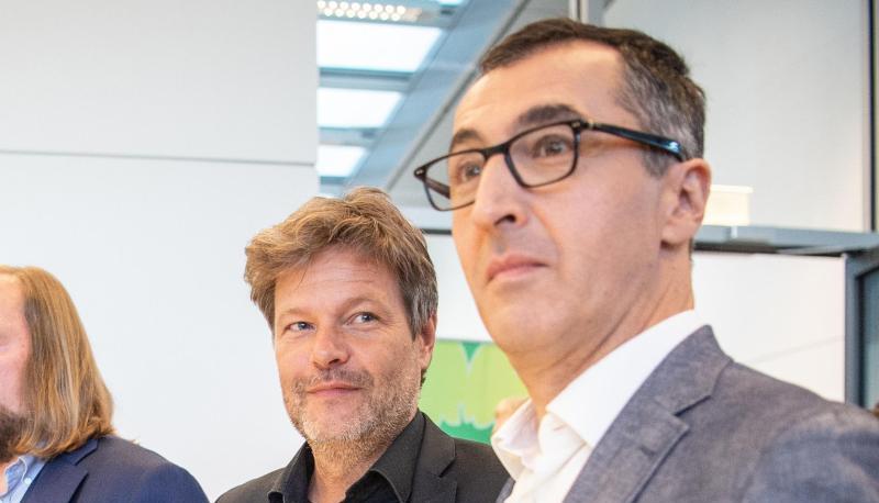 Der Grünen-Fraktionsvorsitzende Anton Hofreiter (l.) neben den designierten Bundesministern Robert Habeck (m.) und Cem Özedemir. Der Grünen-Fraktionsvorsitzende Anton Hofreiter (l.) neben den designierten Bundesministern Robert Habeck (m.) und Cem Özedemir.
