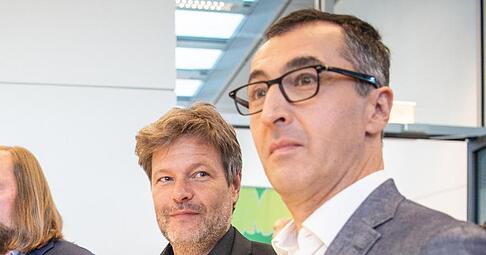 Der Grünen-Fraktionsvorsitzende Anton Hofreiter (l.) neben den designierten Bundesministern Robert Habeck (m.) und Cem Özedemir.