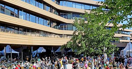 Ungewöhnliche Perspektive für Besucher: Gewöhnlich ist der Innenhof der Lidl-Deutschlandzentrale in Bad Wimpfen den Mitarbeiterinnen und Mitarbeitern vorbehalten. Am Sonntag herrschte Volksfestatmosphäre.
Foto: Ralf Seidel