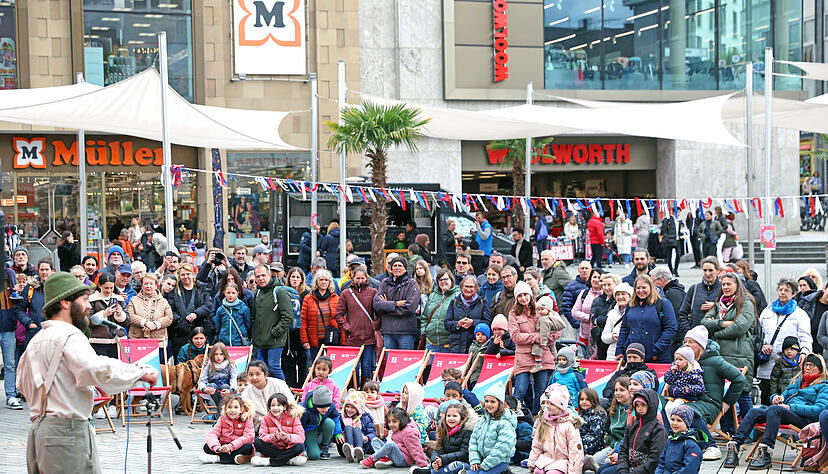 Am Samstag brachte das Stra&szlig;enkunst-Festival &bdquo;KulturSamstag&ldquo; mit Artisten, Zauberern, Clowns und vielem mehr buntes Leben in die gesamte Innenstadt.