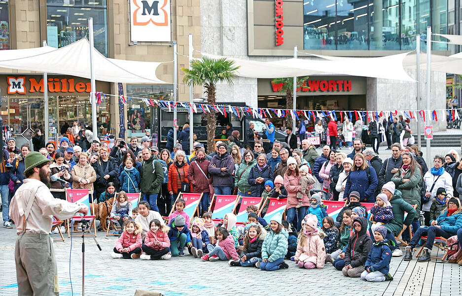 Am Samstag brachte das Stra&szlig;enkunst-Festival &bdquo;KulturSamstag&ldquo; mit Artisten, Zauberern, Clowns und vielem mehr buntes Leben in die gesamte Innenstadt.