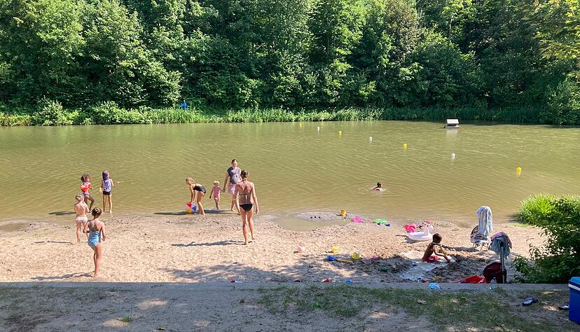 Der Badesee in Mühlbach ist ein beliebtes Ausflugsziel. Der Liegebereich bietet jede Menge Schatten. Der Badesee in Mühlbach ist ein beliebtes Ausflugsziel. Der Liegebereich bietet jede Menge Schatten.