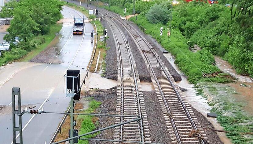 Amorbach (hinten) und Hängelbach überfluten während der Gewitternacht Ende Mai Straßen, Gleisanlagen und das Neckarsulmer Audi-Werk.Foto: Archiv/privat