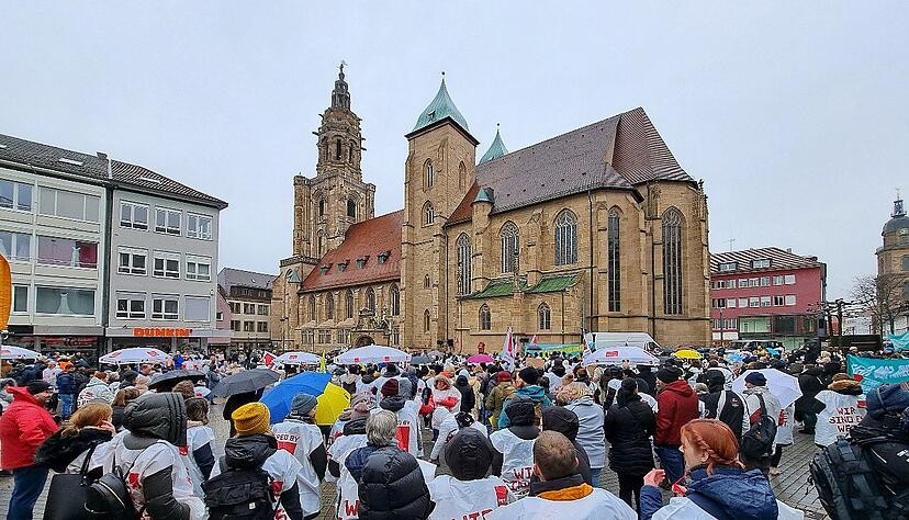 Am Mittwochmorgen fand eine gro&szlig;e Kundgebung auf dem Kiliansplatz statt.